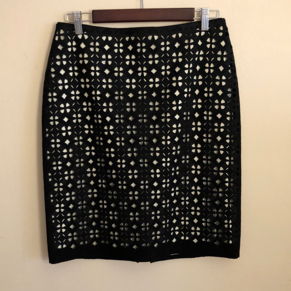 Skirt black and white collar.